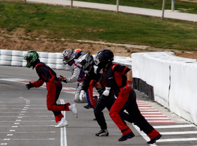 Pilotos corriendo a sus puestos